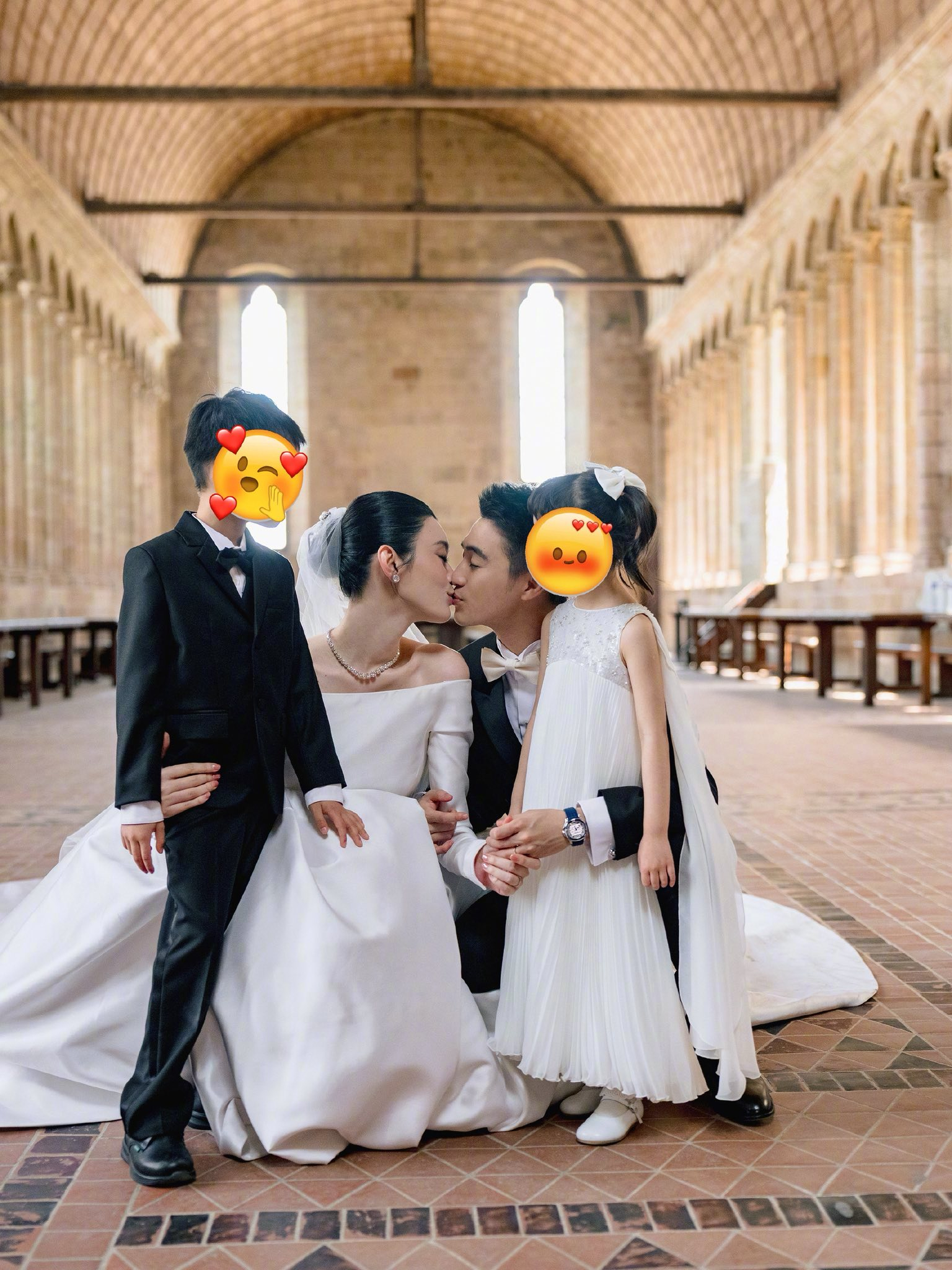 Sau 7 năm chờ đợi, Hề Mộng Dao cuối cùng cũng được hưởng trái ngọt, đường đường chính chính trở thành bà Hà. Ảnh: Sina.