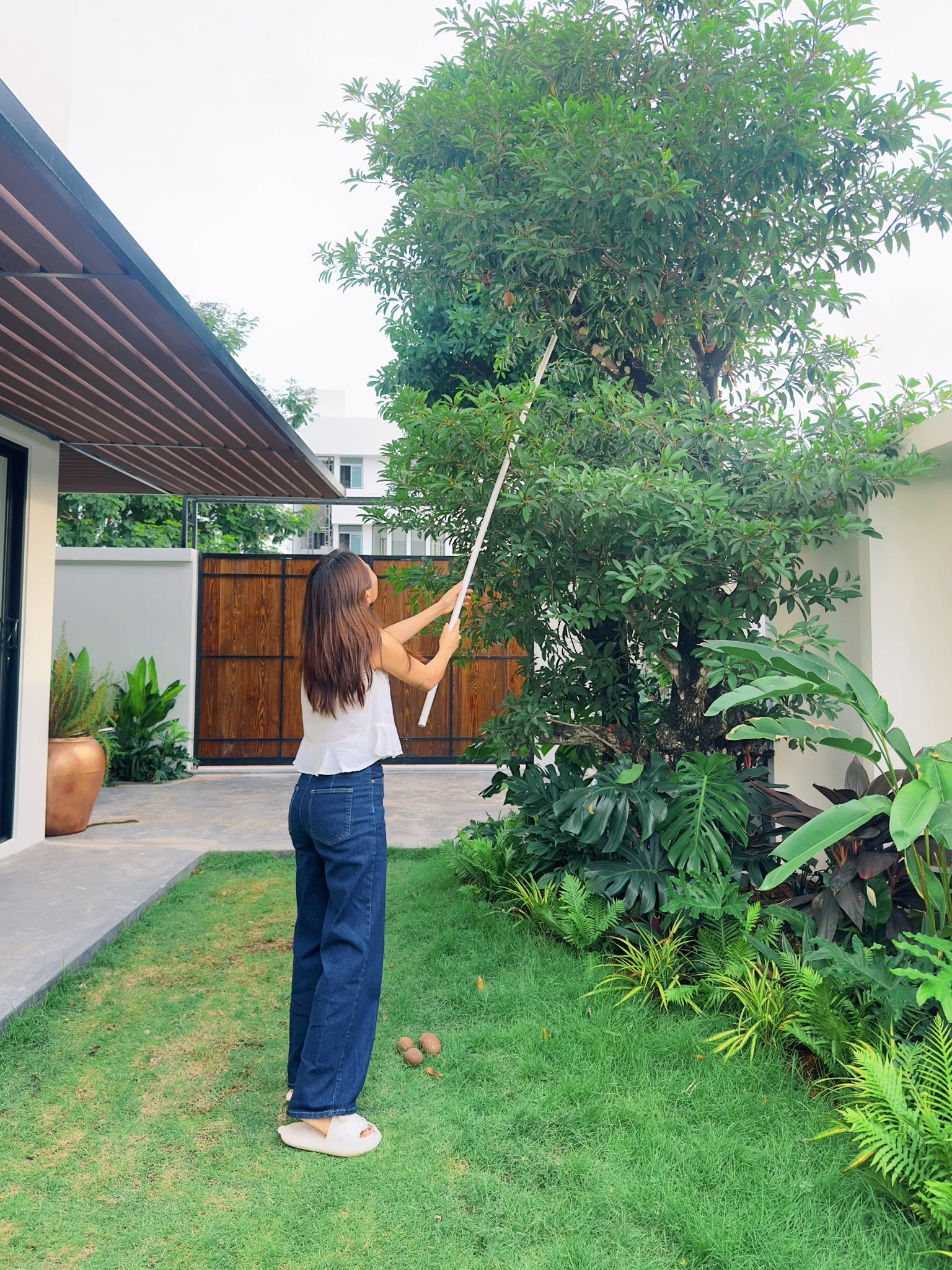 Bên trong biệt thự 500m2 như khu nghỉ dưỡng của nam ca sĩ quê Ninh Bình lấy vợ miền Tây, 3 thế hệ cùng chung sống