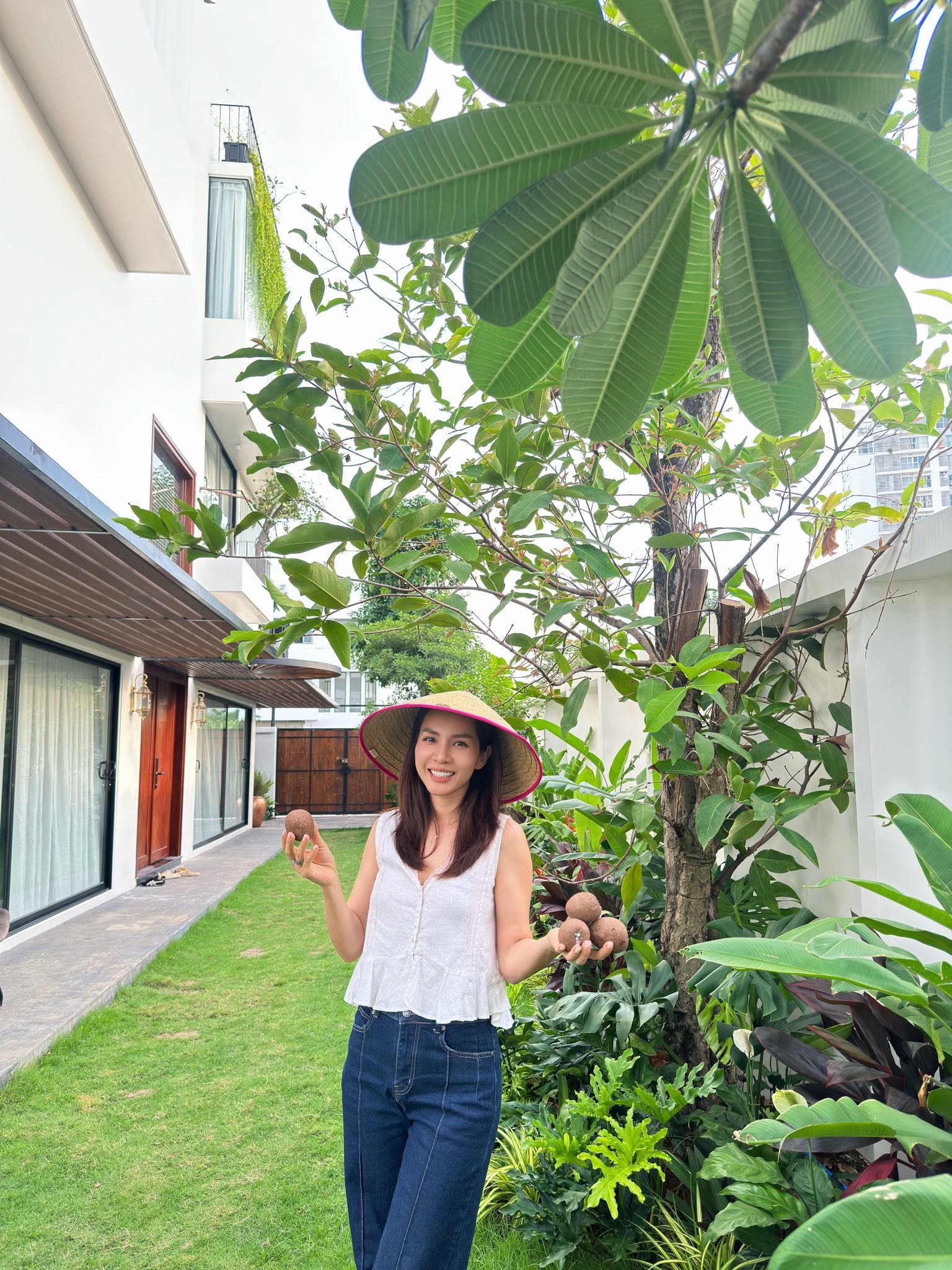Bên trong biệt thự 500m2 như khu nghỉ dưỡng của nam ca sĩ quê Ninh Bình lấy vợ miền Tây, 3 thế hệ cùng chung sống