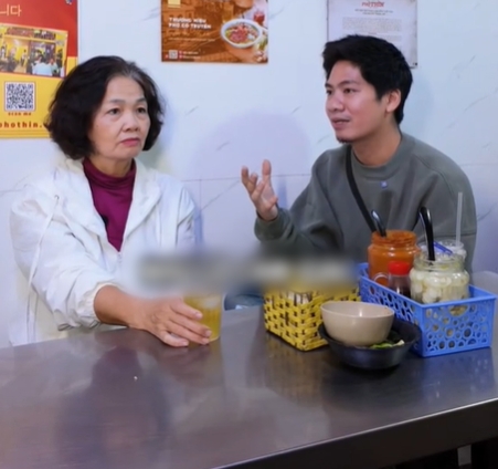 Anh Chí Thành và mẹ. Ảnh: TikTok NV.