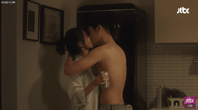 Nụ hôn nóng bỏng gây bão của Son Ye Jin và Jung Hae In trong phim. Ảnh: X