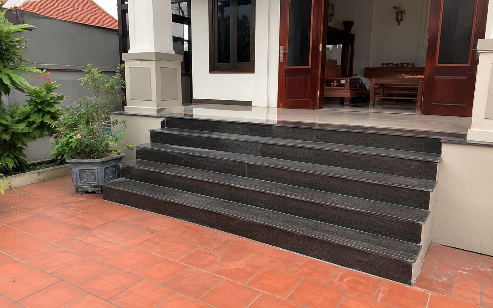 Vì sao ngày càng nhiều gia đình không còn xây bậc tam cấp quá cao? 1 cách làm thuận tiện hơn cho cả trẻ em lẫn người già