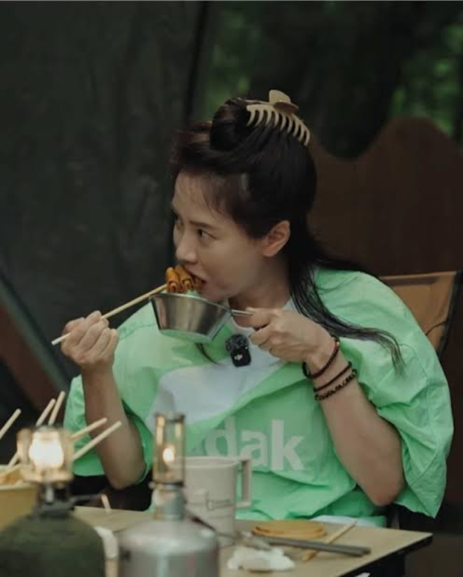 Song Ji Hyo hứa với stylist sẽ hạn chế dùng chiếc kẹp tóc càng cua nhưng hóa ra đây chỉ là lời hứa suông. Sau đó ít ngày, cô lại xuất hiện với hình ảnh xuề xòa quen thuộc, khiến netizen ngán ngẩm. Ảnh: Nate