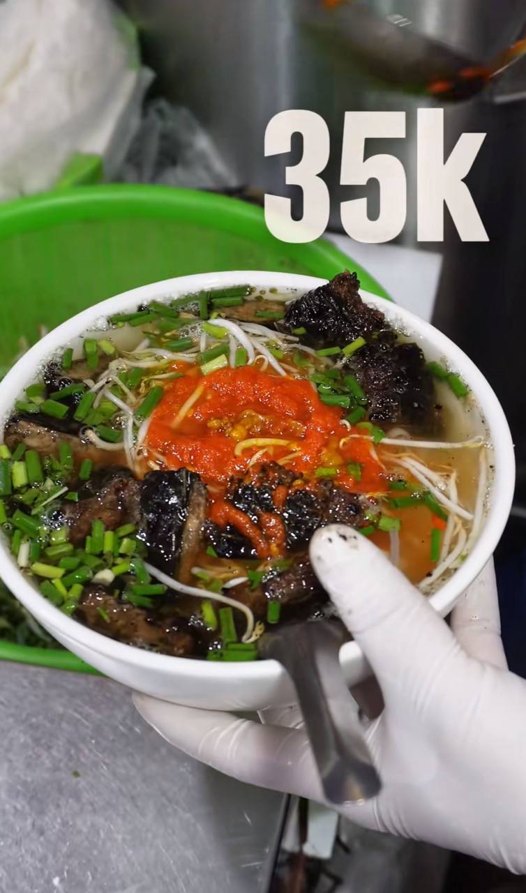 Quán còn có riêng một nồi nước sốt vang được nấu và tạo màu bằng dầu điều, sẽ được chan theo ý muốn của thực khách