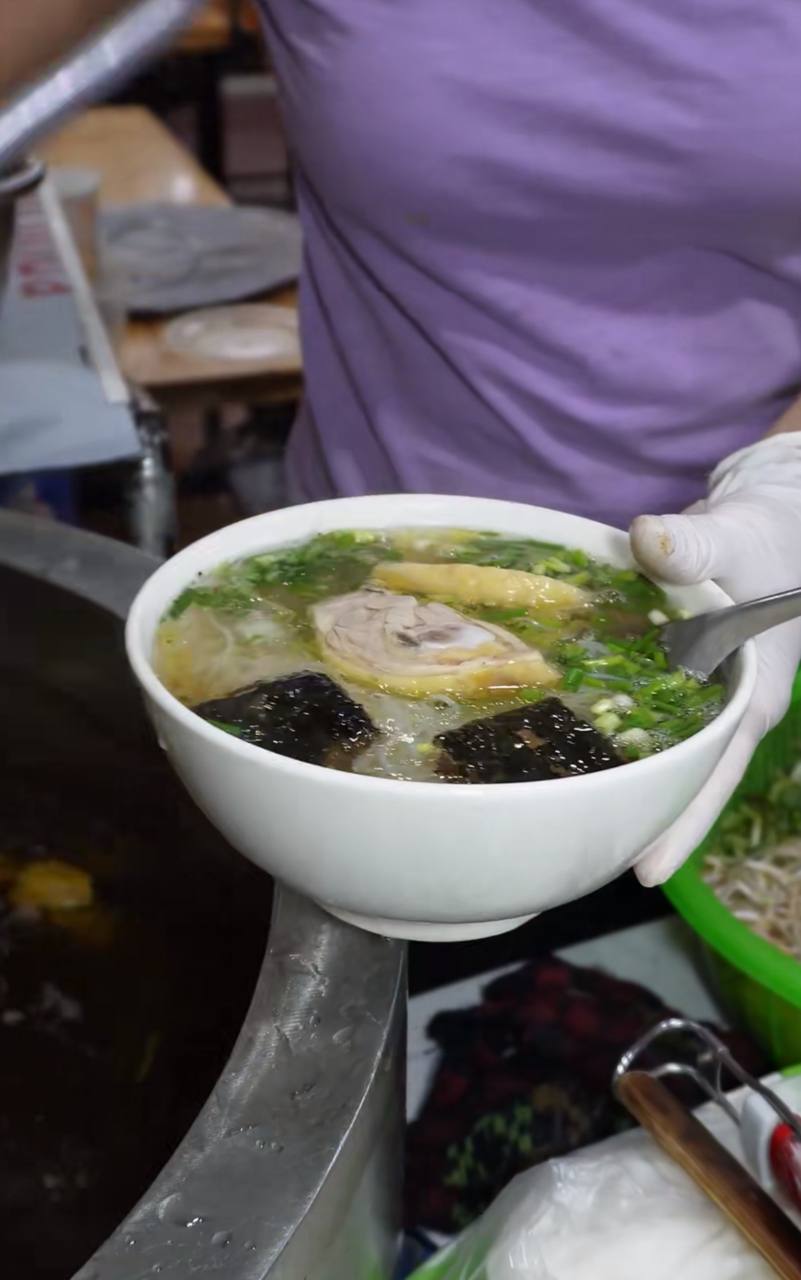 Bò chả và gà chả là hai món được nhiều thực khách lựa chọn. Ảnh: Sơn Nè