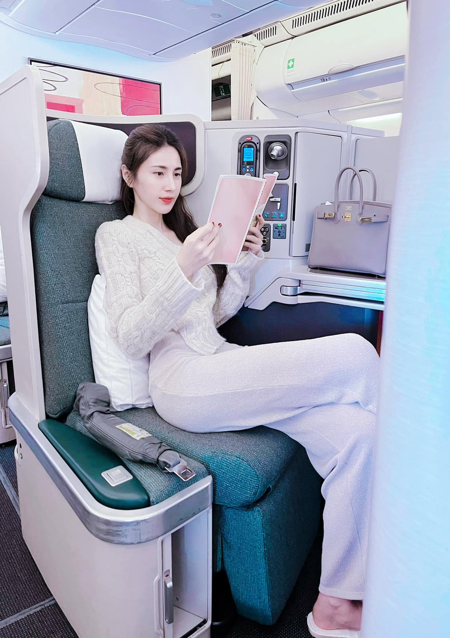 Vợ chồng nữ ca sĩ dành nhiều thời gian đi hành hương, du lịch cùng nhau