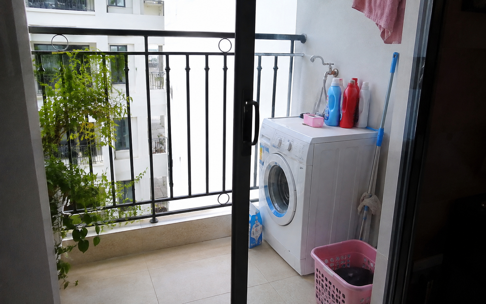 Vì sao ngày càng nhiều gia đình không còn đặt máy giặt ngoài ban công? 2 vị trí gọn gàng hơn đang dần trở thành xu hướng mới