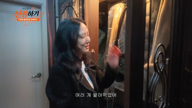 Lee Seon Jeong nhìn tủ đồ hiệu đang vơi dần với vẻ mặt đầy tiếc nuối. Ảnh: Naver