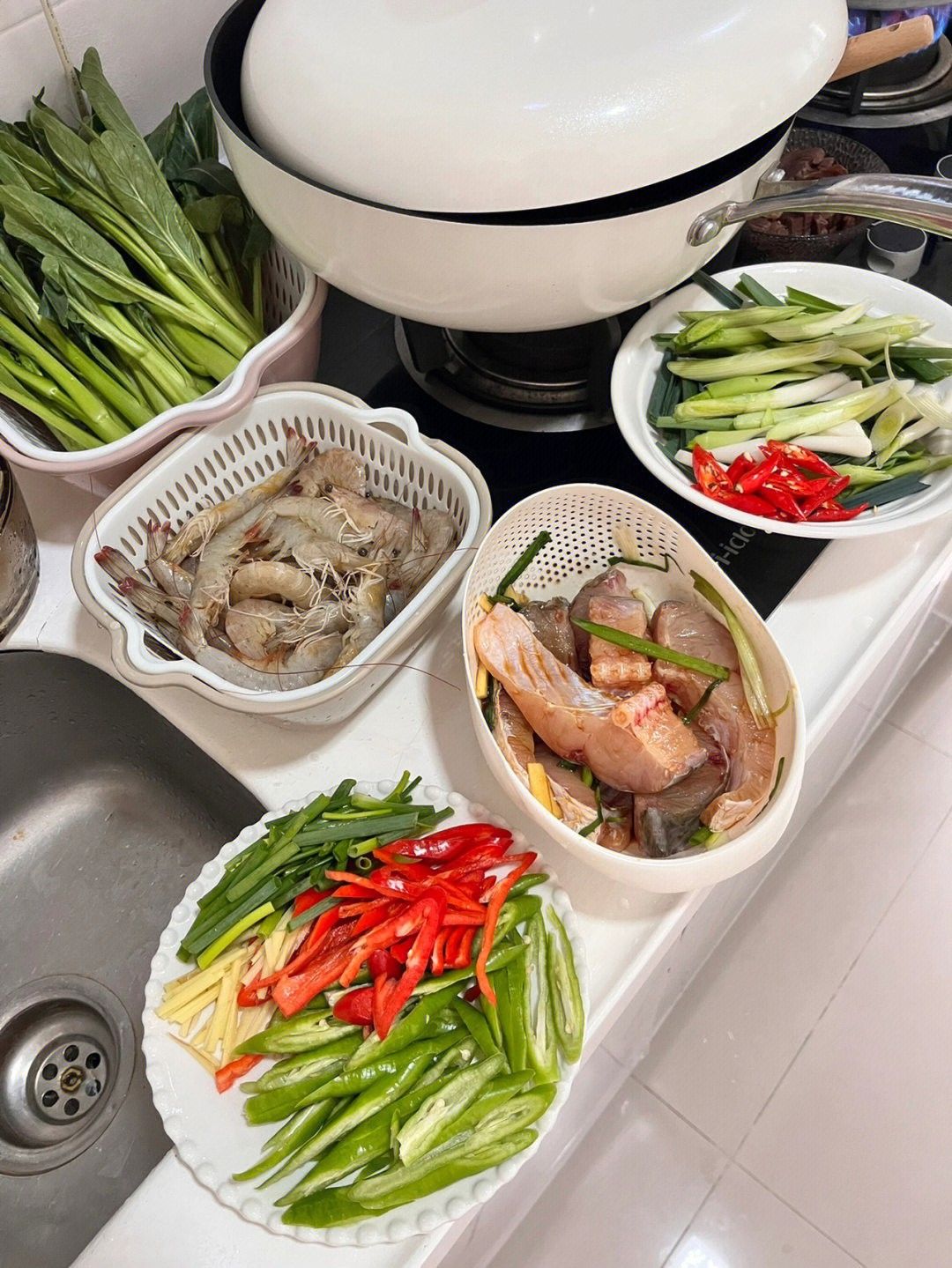 Dịch vụ nấu cơm hộ được giới trẻ săn tìm: “Hãy bình thường hóa việc chi 250.000 đồng 1 tuần để có người nấu cơm bưng nước tận nơi