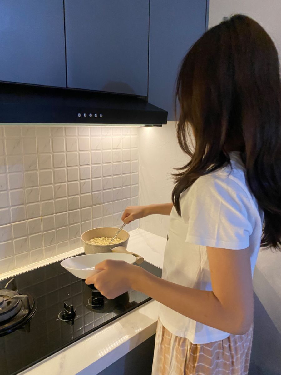 Dịch vụ nấu cơm hộ được giới trẻ săn tìm: “Hãy bình thường hóa việc chi 250.000 đồng 1 tuần để có người nấu cơm bưng nước tận nơi