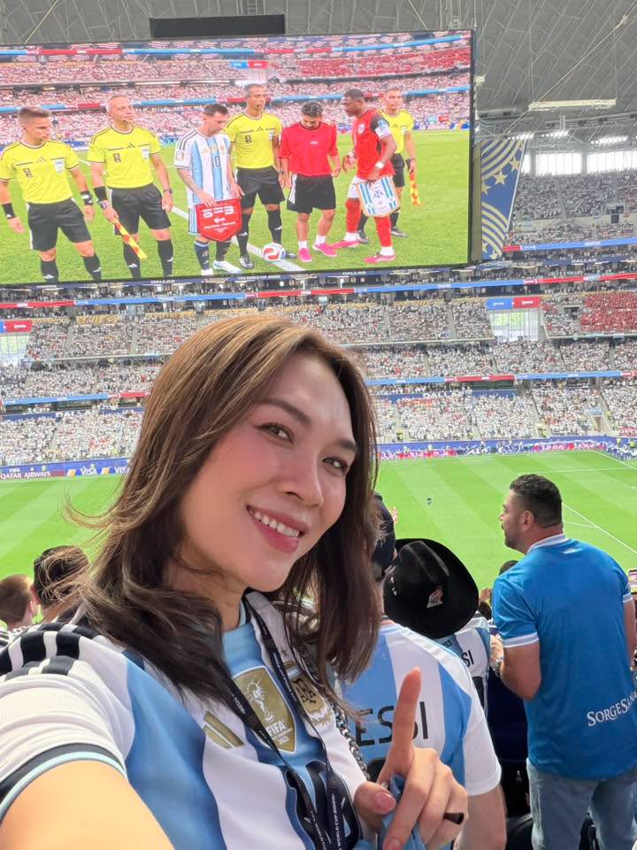 Mỹ Tâm đi đu idol Messi tại Mỹ là một trong những hình ảnh hot nhất mùa World Cup