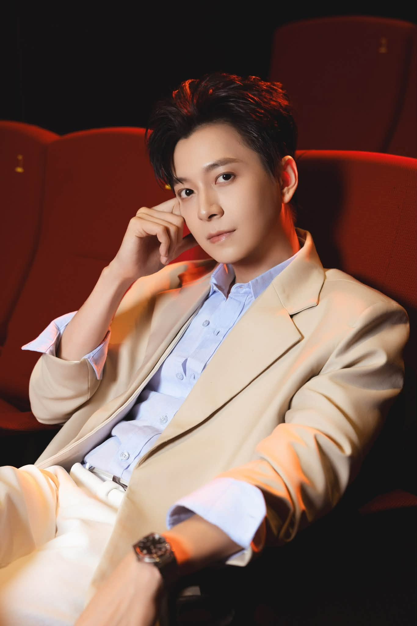 Phó chủ nhiệm CLB thành phố 20 năm nổi tiếng nhờ 1 bản hit, 38 tuổi được đề cử đẹp nhất thế giới