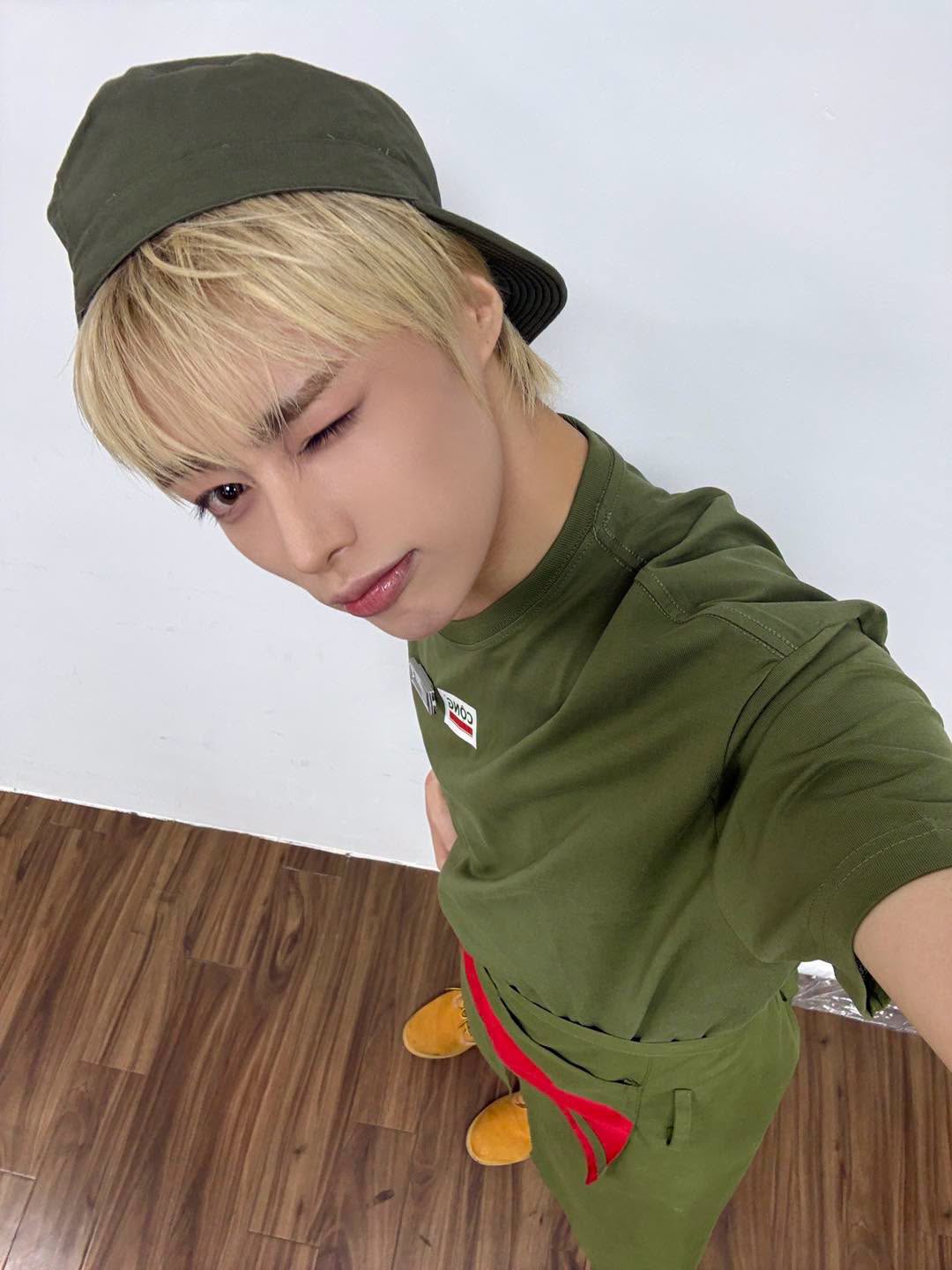 Hanbin đăng ảnh selfie trong bộ đồng phục của Cộng. Ảnh: TEMPEST
