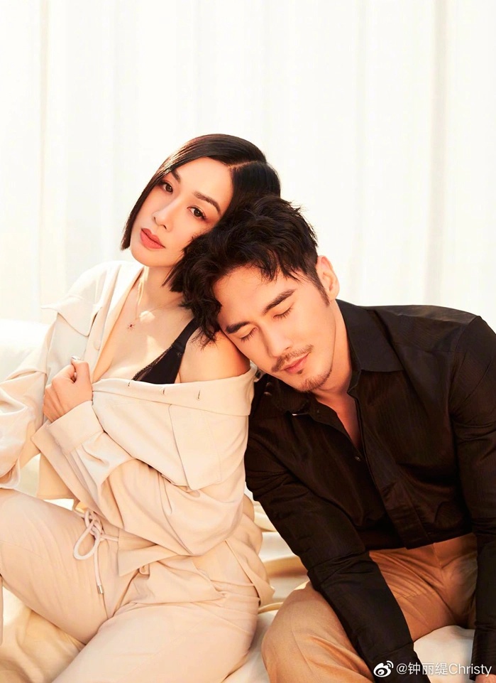 Chung Lệ Đề có cuộc hôn nhân hạnh phúc, cùng chồng trẻ Trương Luân Thạc nuôi dạy 3 con. Ảnh: Sina.