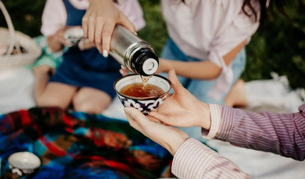 Tốt nhất, không nên đựng đồ uống có tính axit như cà phê, nước ngọt có ga hay trà trong bình giữ nhiệt (Ảnh minh họa)