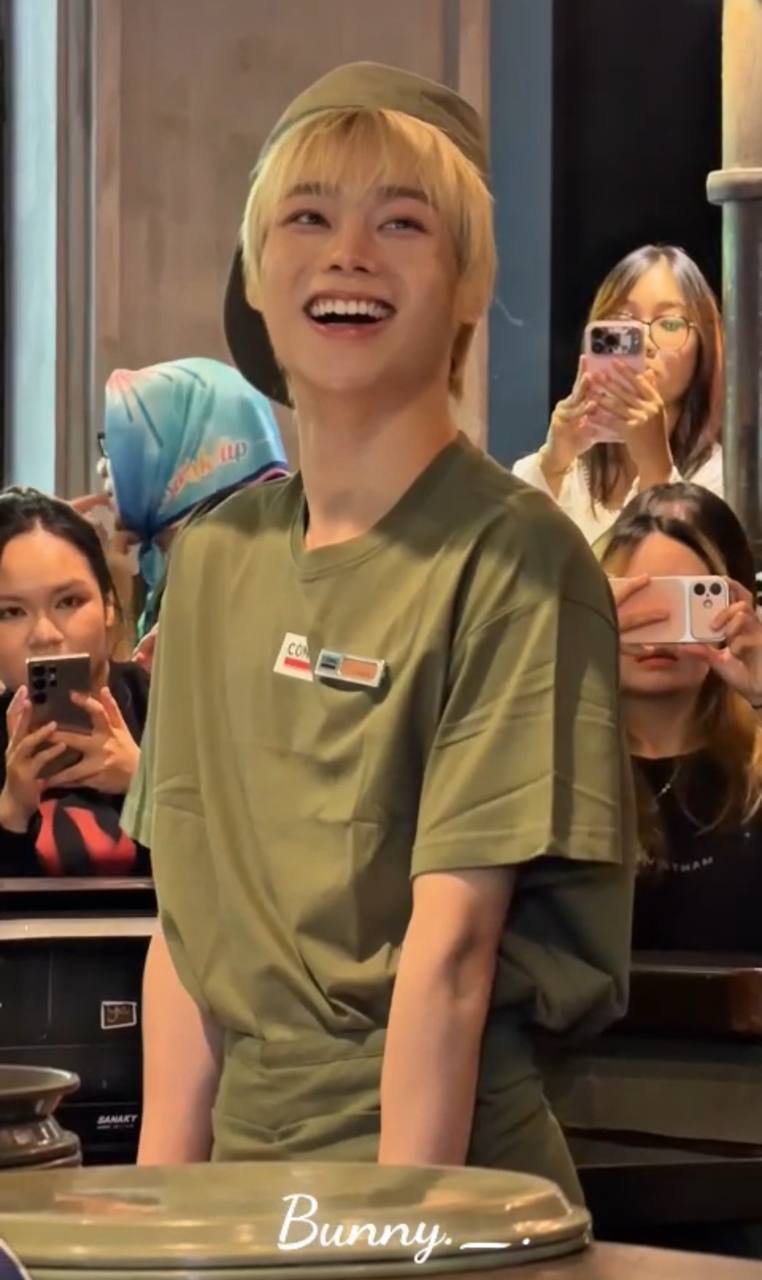 Nam idol thoải mái giao lưu với người hâm mộ. Ảnh: Bunny.__.