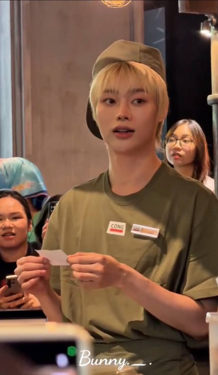 Dù chỉ diện trang phục nhân viên khá đơn giản, Hanbin vẫn nổi bật nhờ ngoại hình sáng và thần thái cuốn hút. Ảnh: Bunny.__.
