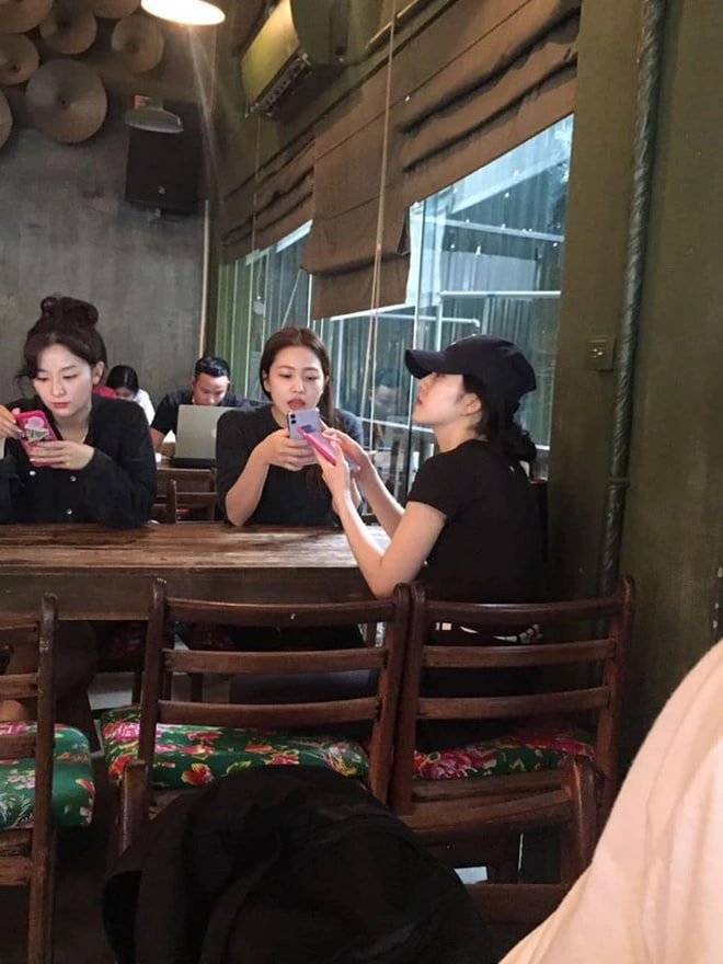 Các cô gái Red Velvet uống cà phê tại Cộng ở Mỹ Đình (Hà Nội) năm 2019