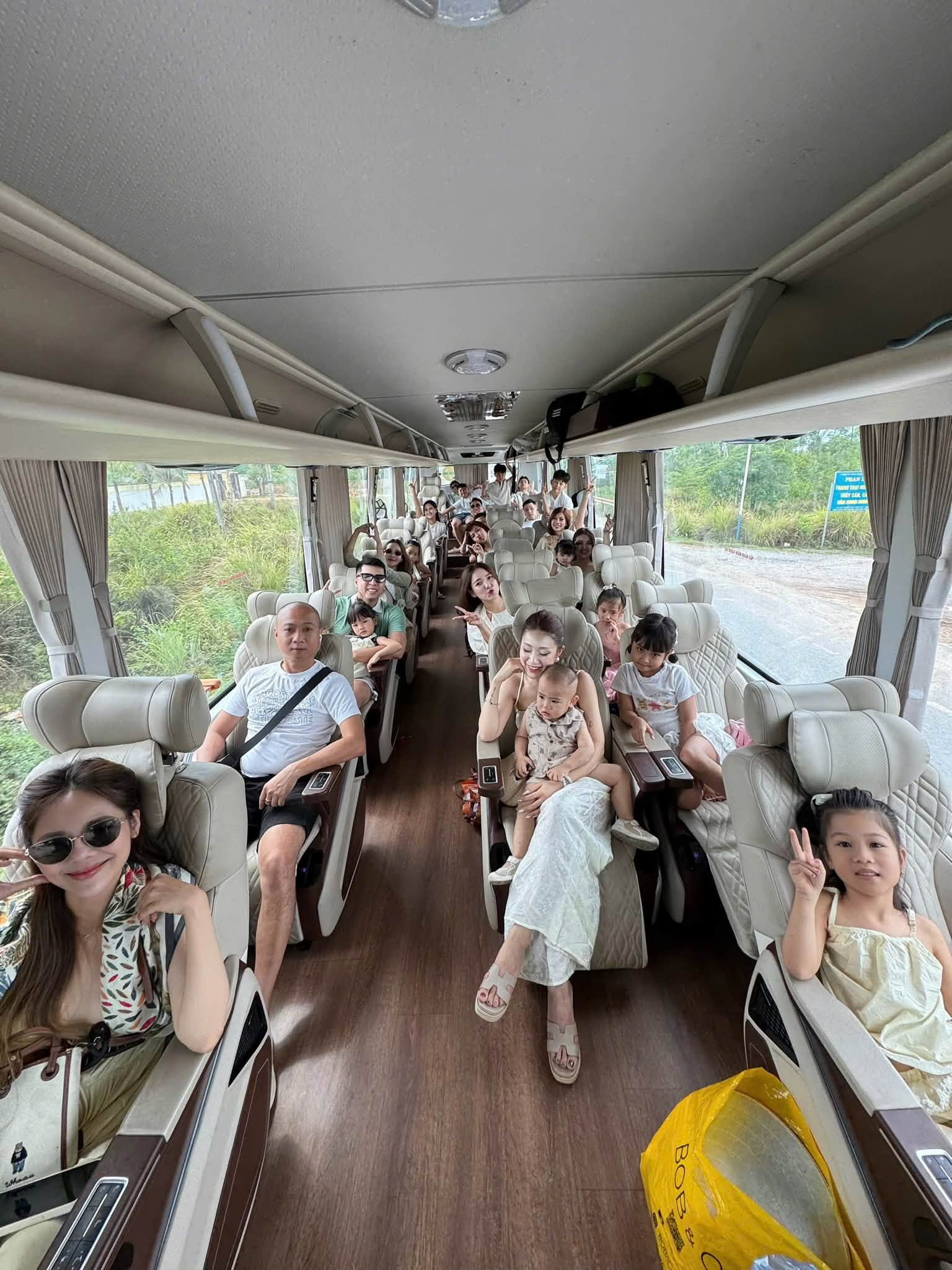 Chiếc limousine 29 chỗ đưa cả đoàn lên đường