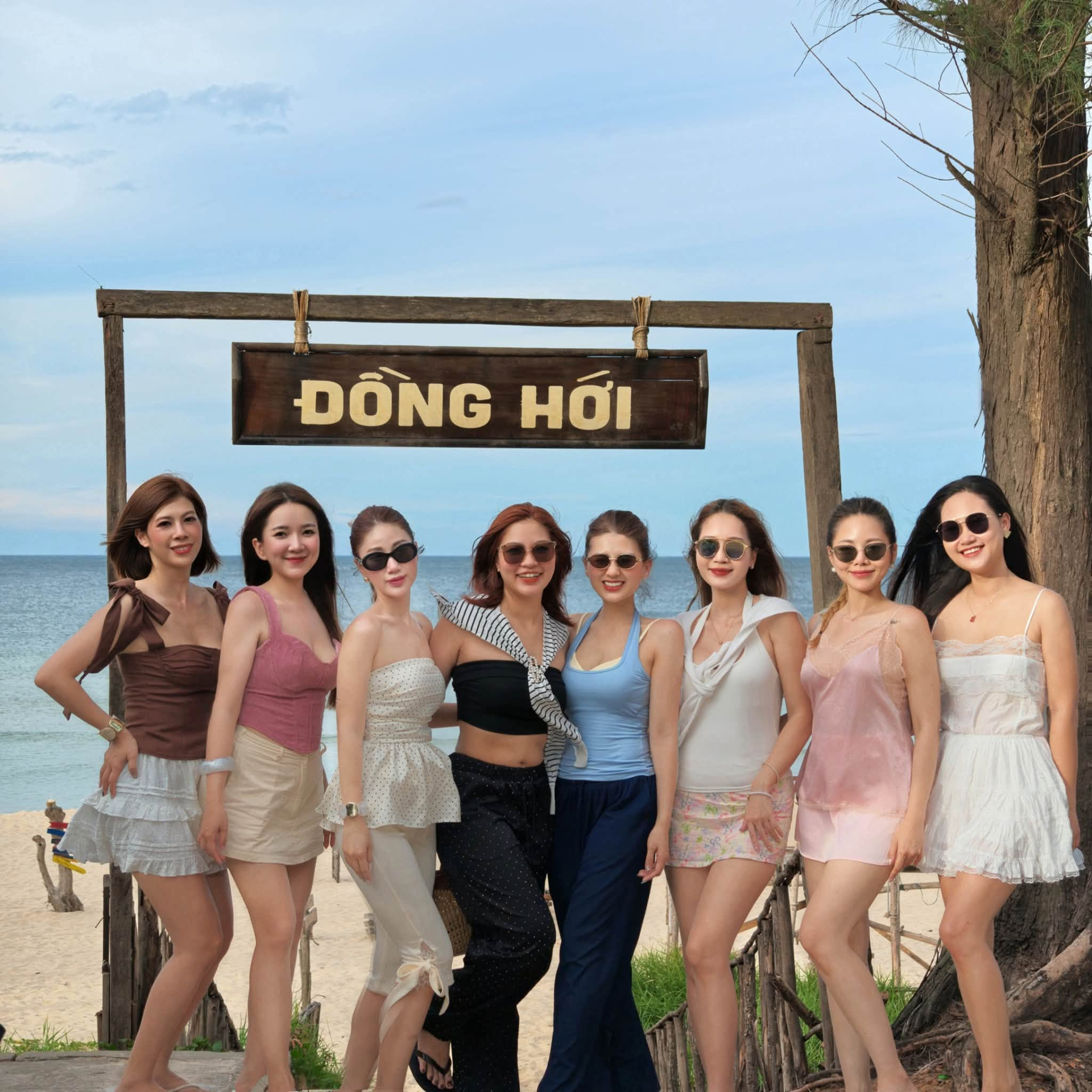 Nhóm bạn đã chơi với nhau được 9 năm, Phương Thảo đứng thứ 3 từ trái sang