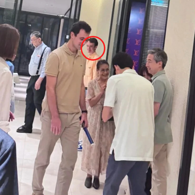 Trong khi đó, dù Lisa và thiếu gia Frédéric Arnault hẹn hò trong suốt 3 năm song 2 bên gia đình của họ lại chưa từng xuất hiện cùng nhau. Lisa từng đưa Frédéric về gặp gỡ gia đình mình, và cô cũng đã đi du lịch cùng gia tộc của thiếu gia này. Thế nhưng bố mẹ của Lisa - Frédéric lại chưa từng gặp mặt nhau dù chỉ 1 lần. Ảnh: X
