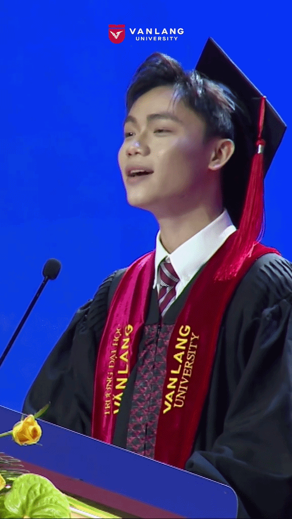 Minh Nhật không chỉ gây sốt với bài phát biểu xúc động mà còn có giọng hát cực ngọt ngào (Nguồn: Van Lang University)