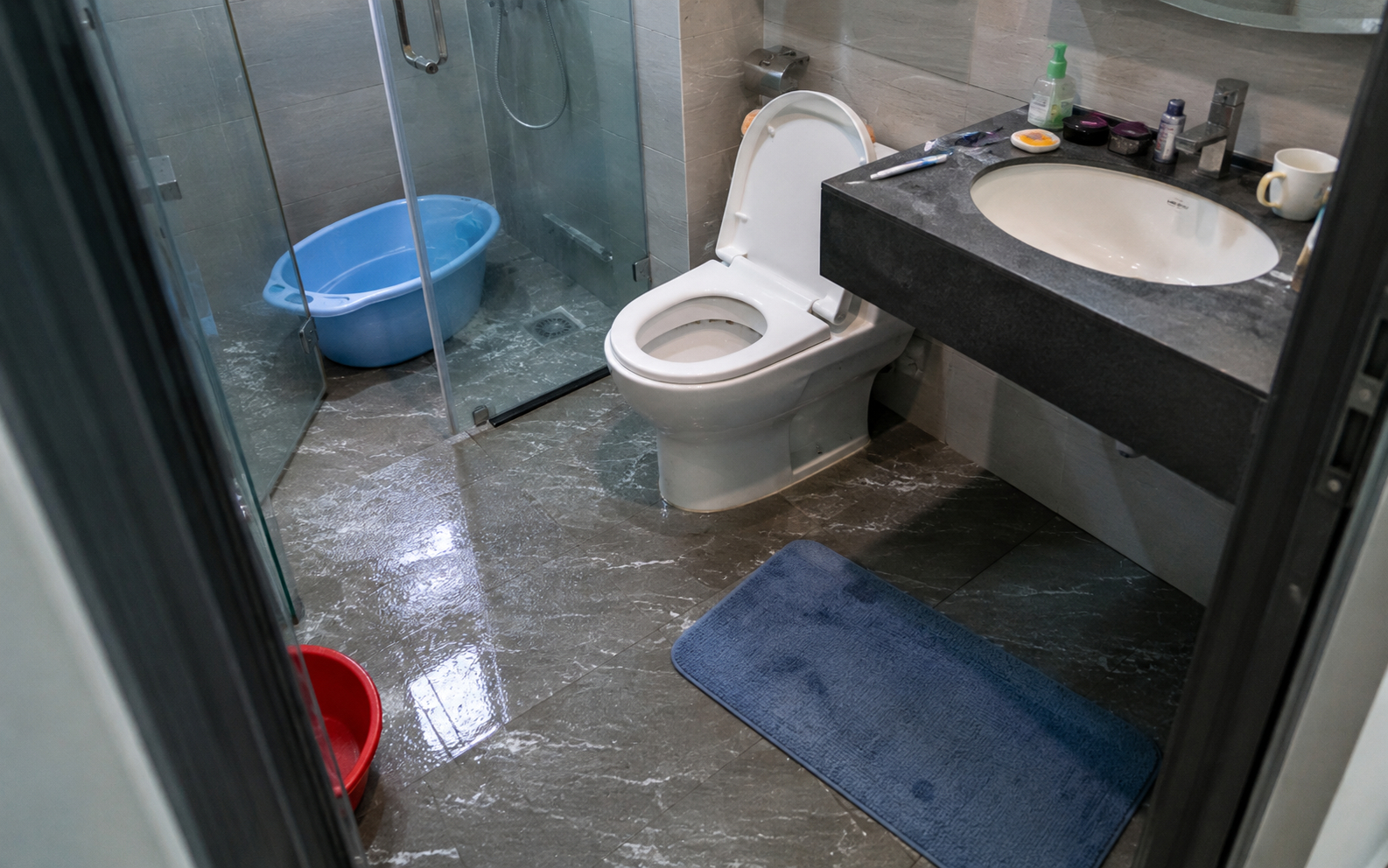Vì sao ngày càng nhiều gia đình không còn gộp nhà vệ sinh và phòng tắm? 2 cách bố trí tiện hơn khi nhà đông người