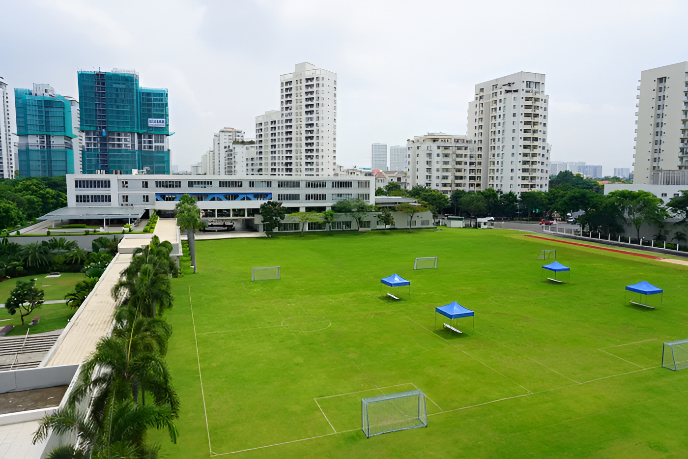 Trường không chỉ chú trọng học tập mà còn tích cực đầu tư vào các hoạt động thể thao cho học sinh