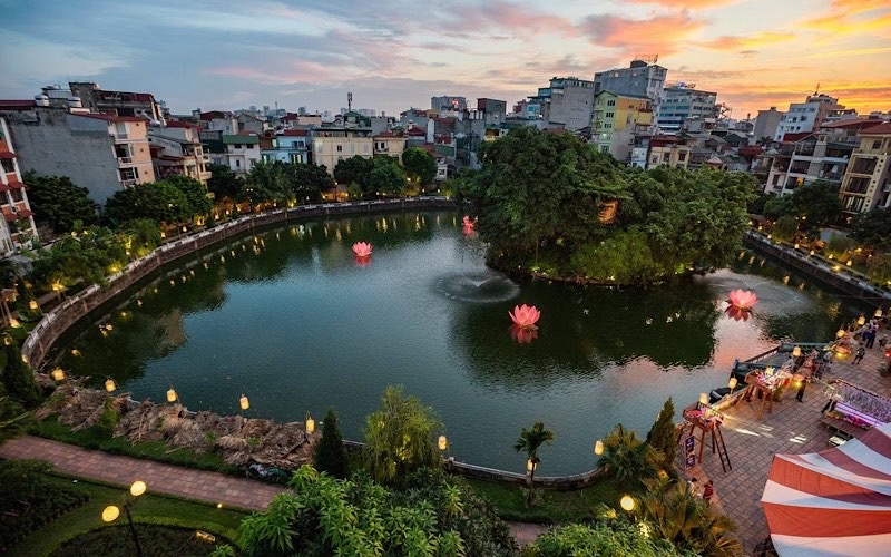 Hồ Văn - mặt nước rộng lớn tạo nên khoảng đệm cảnh quan, đồng thời từng là một không gian sinh hoạt văn hóa, học thuật của giới nho sĩ Thăng Long.