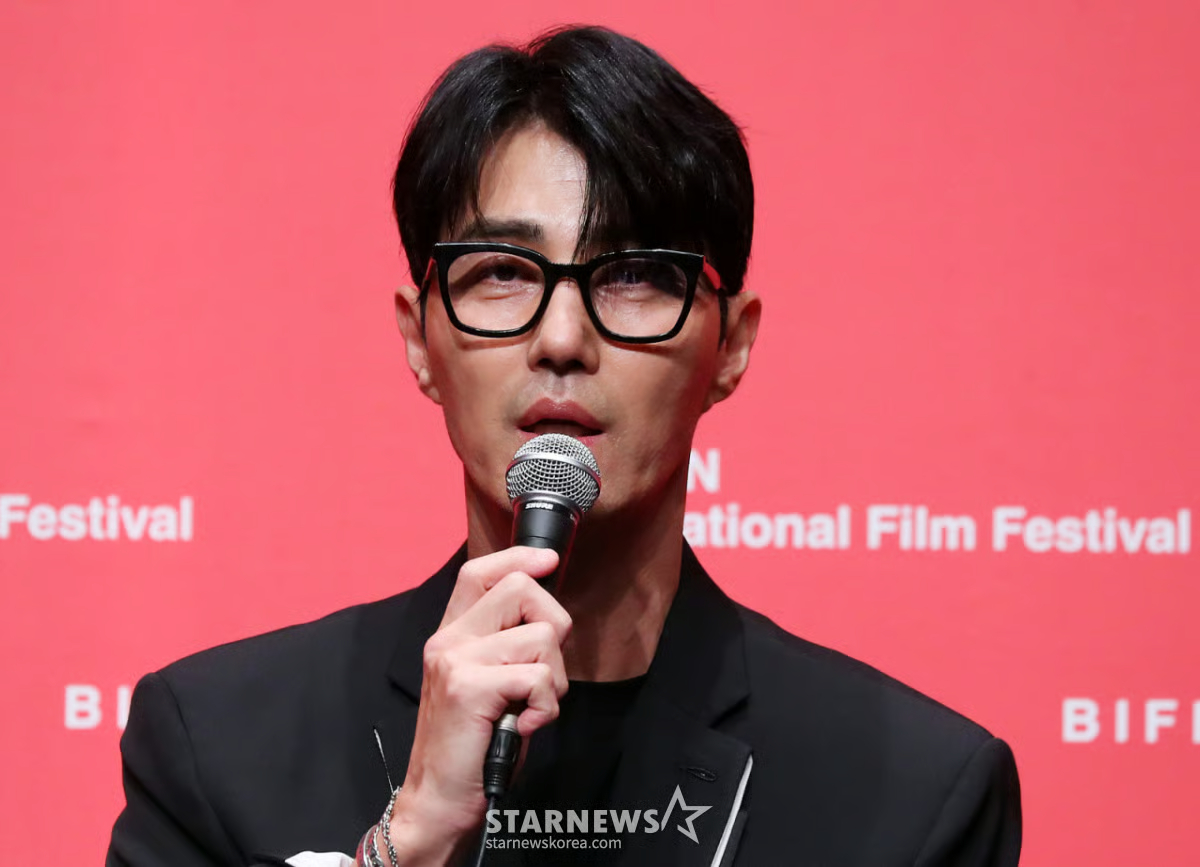 Tài tử đình đám Cha Seung Won không giấu nổi sự bàng hoàng khi nhận được tin dữ về người đạo diễn tài hoa. Ảnh: Nate