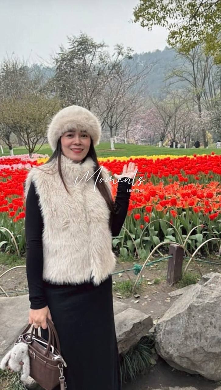 Không còn chiếc áo sờn vai thường thấy ở quán, chị Hồng diện áo khoác lông, mang theo những món phụ kiện nổi bật, có lúc đeo nhẫn kim cương, trang điểm chỉn chu. Ảnh: Kim Hồng