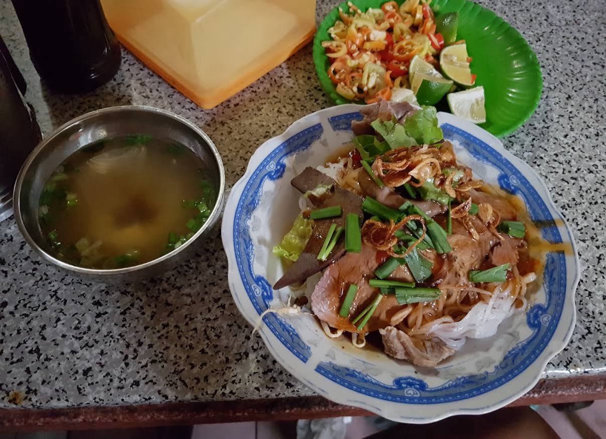 Bà chủ hủ tiếu Sa Đéc bán tô 20.000 đồng nhưng du lịch khắp nơi, khách quen tự nhận