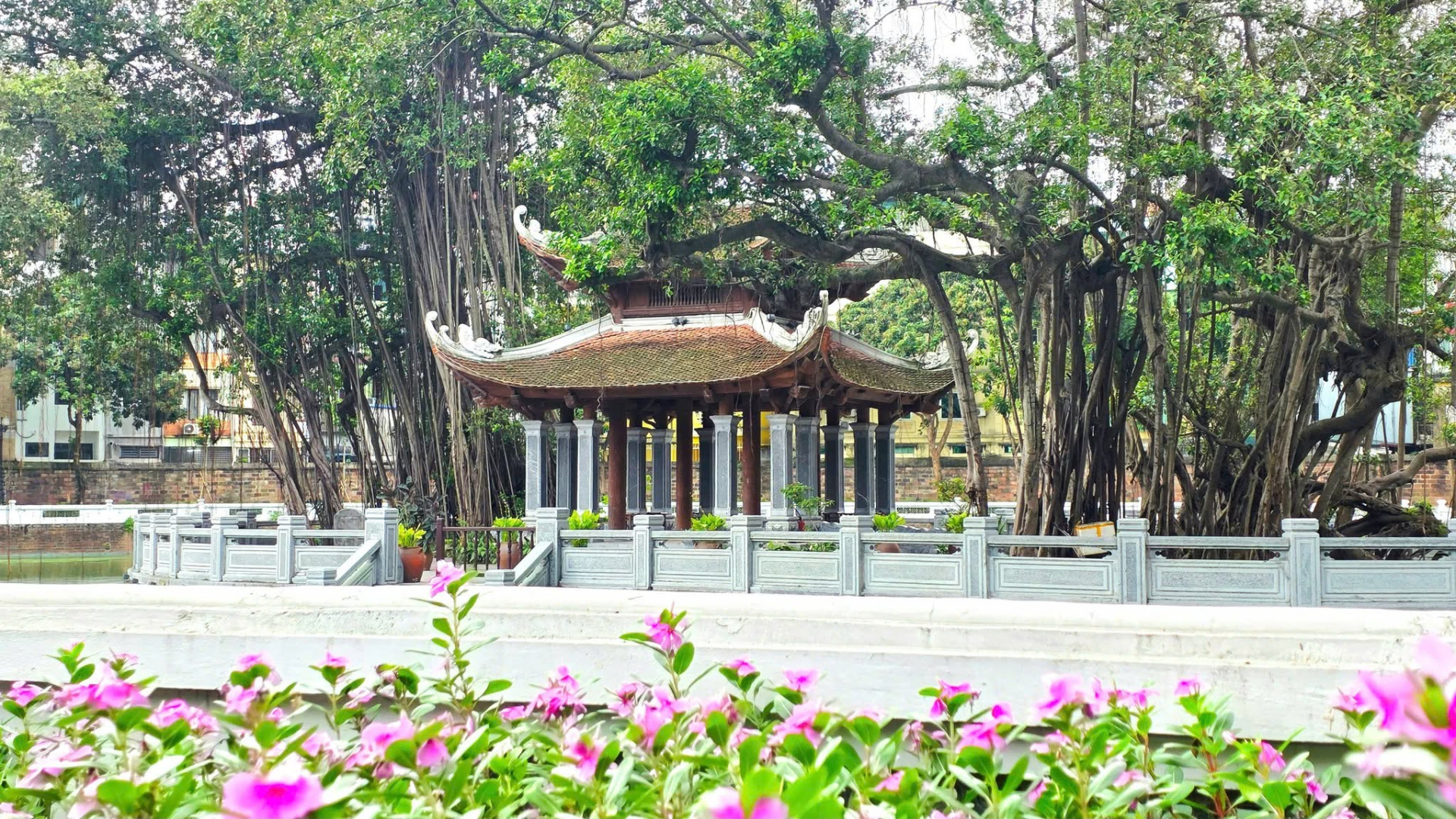 Hồ Văn hiện có diện tích 12.297 m², giữa hồ là gò Kim Châu. Ảnh: Di tích Văn Miếu - Quốc Tử Giám