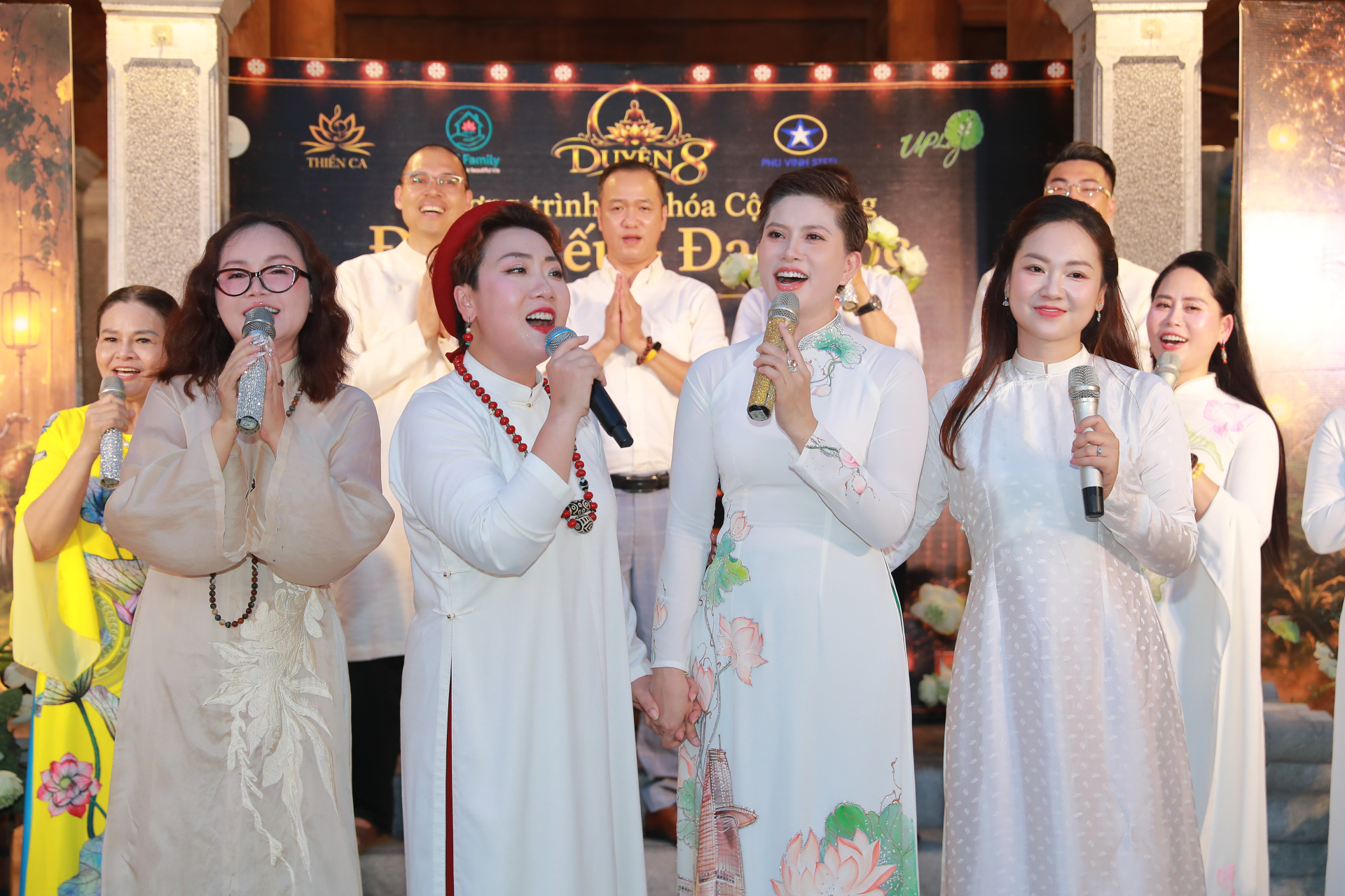 Mỗi tác phẩm của Duyên 8 lại mang một sắc thái riêng, nhưng cùng tạo nên dòng chảy về sự trở về, lòng biết ơn, chữa lành và phụng sự.