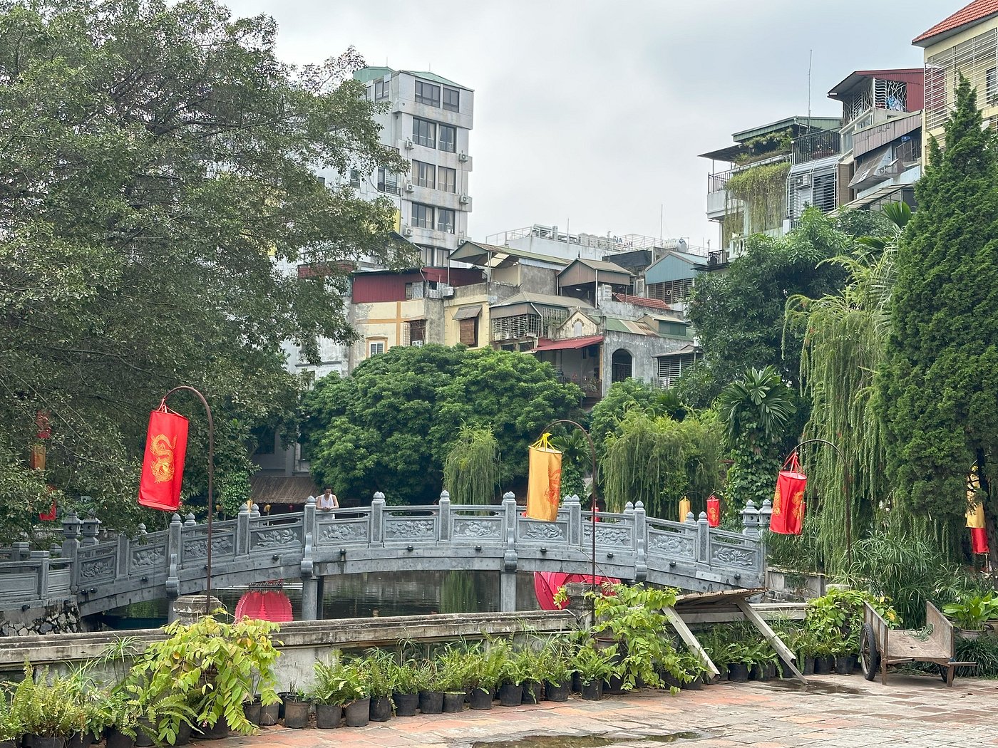 Hồ nước rộng hơn 12.000m² trước Văn Miếu, nơi các nho sĩ Thăng Long từng ngồi bình thơ, giờ là điểm hẹn văn hóa giữa lòng Hà Nội