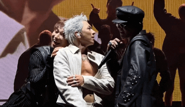 BIGBANG 2026-2027 WORLD TOUR < XX : COSMOS > đánh dấu chuyến lưu diễn thế giới đầu tiên của nhóm với đội hình 3 thành viên gồm G-DRAGON, TAEYANG và DAESUNG sau 9 năm