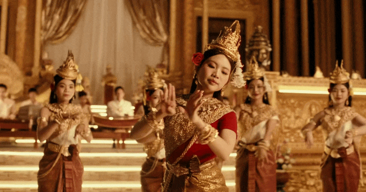 Phương Mỹ Chi tham khảo ý kiến chuyên môn cho từng chi tiết xuất hiện trong MV