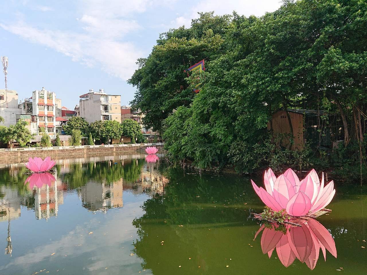 Hồ nước rộng hơn 12.000m² trước Văn Miếu, nơi các nho sĩ Thăng Long từng ngồi bình thơ, giờ là điểm hẹn văn hóa giữa lòng Hà Nội