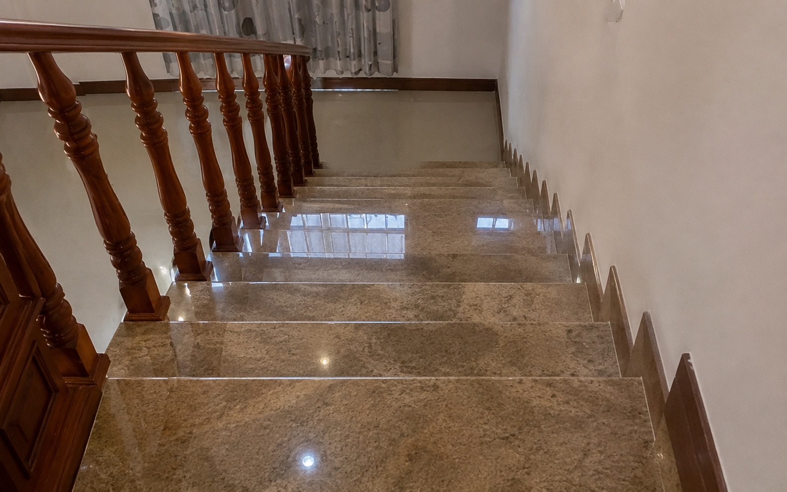 Vì sao ngày càng nhiều gia đình không còn lát đá bóng ở cầu thang? 2 bề mặt giảm trơn trượt tốt hơn đang dần trở thành xu hướng mới