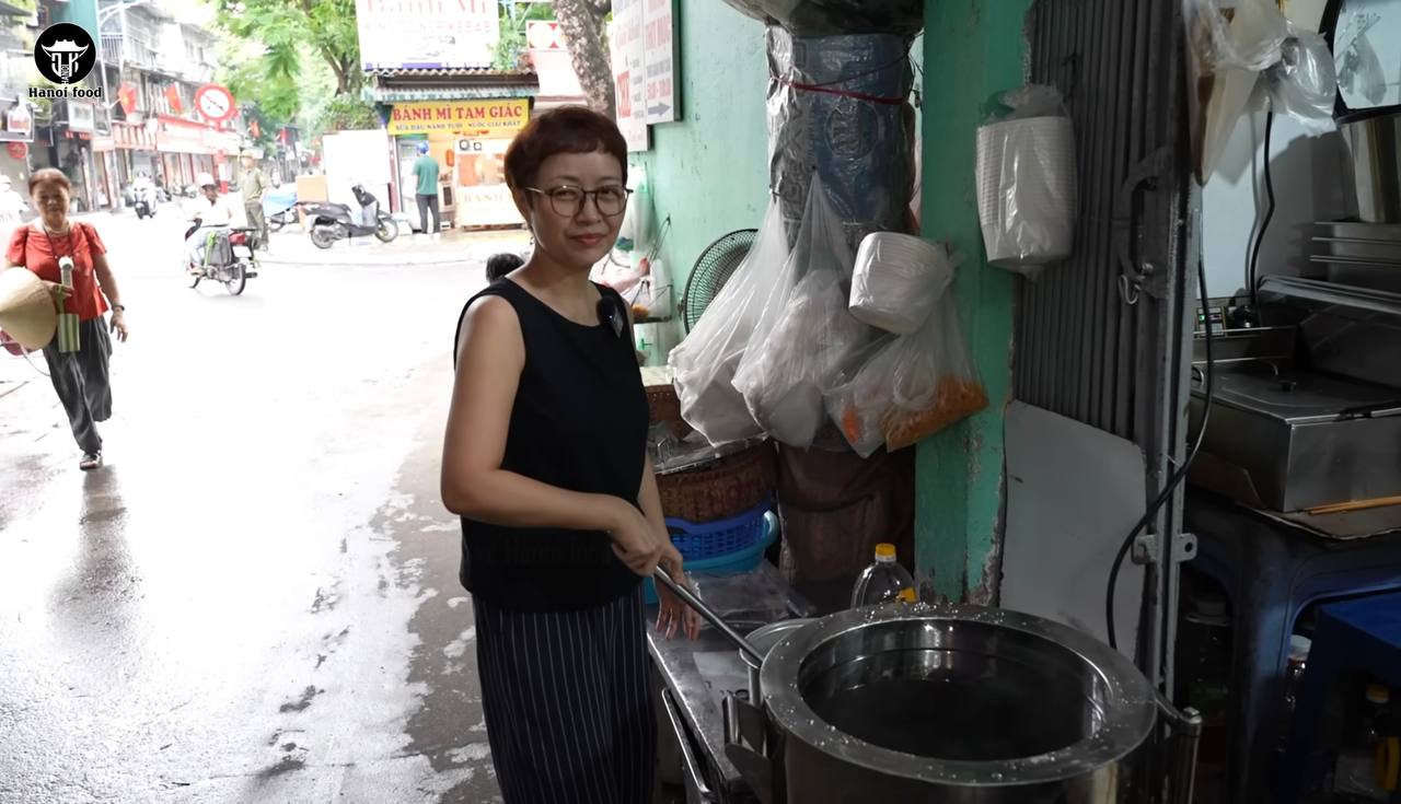 Giữa rất nhiều cái tên đã quen mặt với thực khách, bún chả Quang Tâm ở Lương Định Của gần như không quảng cáo rầm rộ mà vẫn bền bỉ tồn tại hơn 20 năm.