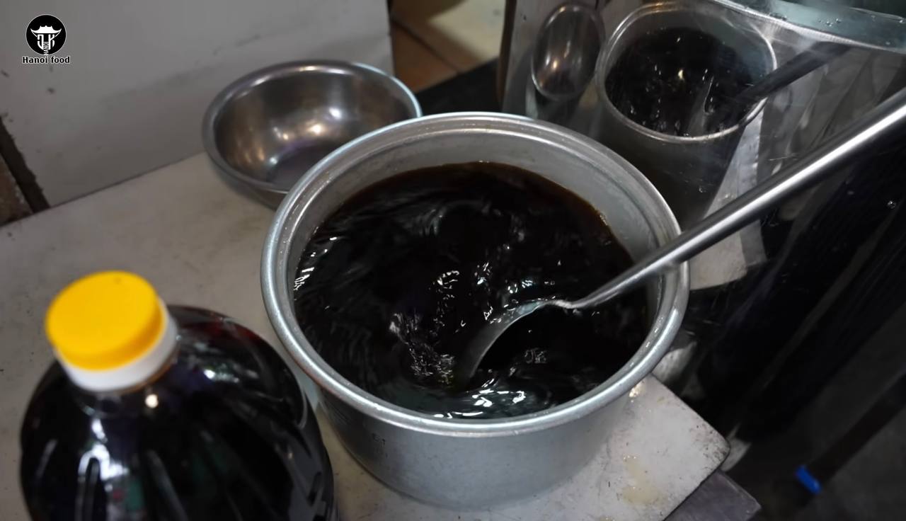 Ly hôn 10 năm vẫn giữ tên chồng cũ trên biển hiệu, chủ quán bún chả Hà Nội tiết lộ lúc mở quán chỉ học nghề đúng 3 ngày