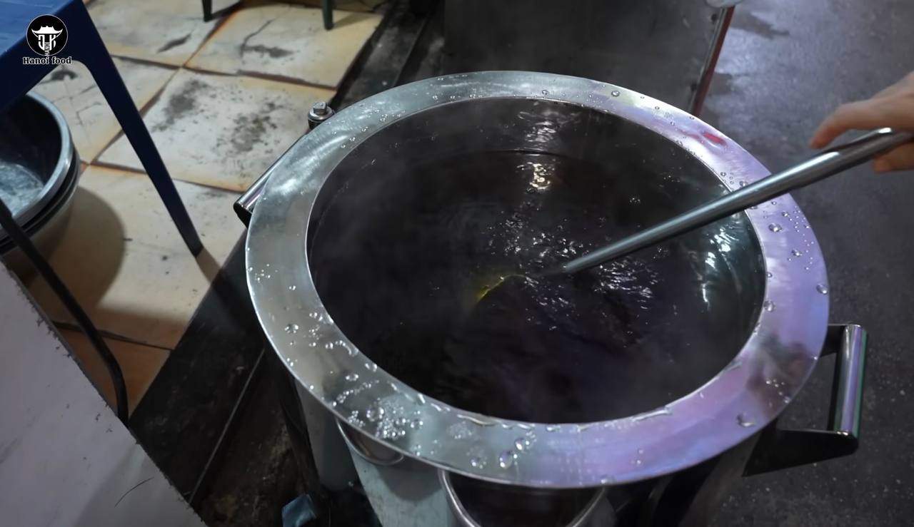 Ly hôn 10 năm vẫn giữ tên chồng cũ trên biển hiệu, chủ quán bún chả Hà Nội tiết lộ lúc mở quán chỉ học nghề đúng 3 ngày