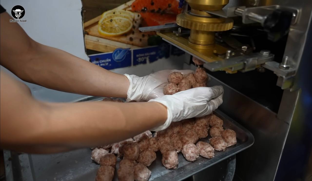 Ly hôn 10 năm vẫn giữ tên chồng cũ trên biển hiệu, chủ quán bún chả Hà Nội tiết lộ lúc mở quán chỉ học nghề đúng 3 ngày