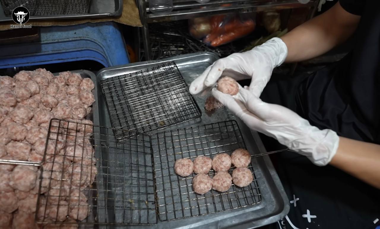 Ly hôn 10 năm vẫn giữ tên chồng cũ trên biển hiệu, chủ quán bún chả Hà Nội tiết lộ lúc mở quán chỉ học nghề đúng 3 ngày