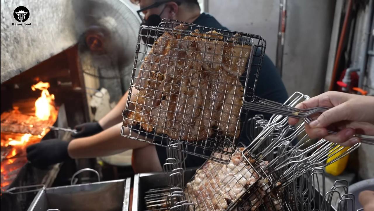 Ly hôn 10 năm vẫn giữ tên chồng cũ trên biển hiệu, chủ quán bún chả Hà Nội tiết lộ lúc mở quán chỉ học nghề đúng 3 ngày