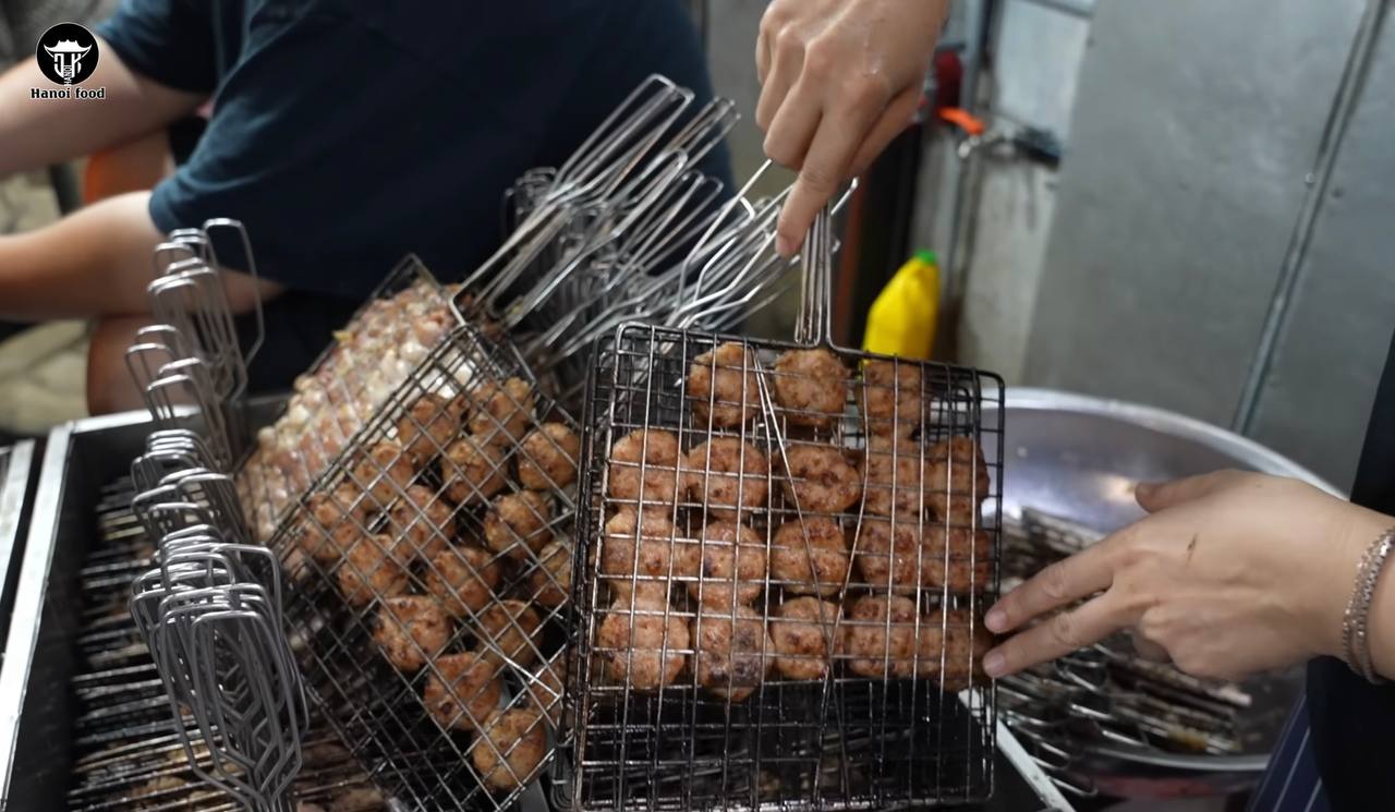 Lần đầu, thịt miếng và chả băm được nướng sơ cho chín khoảng 50%, sau đó gỡ khỏi vỉ và xếp lại vào chậu. Khi khách gọi món, thịt mới được đưa lên nướng lần thứ hai cho chín kỹ.
