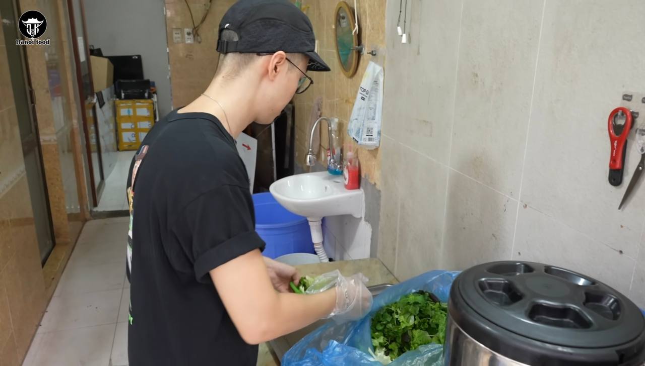 Ly hôn 10 năm vẫn giữ tên chồng cũ trên biển hiệu, chủ quán bún chả Hà Nội tiết lộ lúc mở quán chỉ học nghề đúng 3 ngày