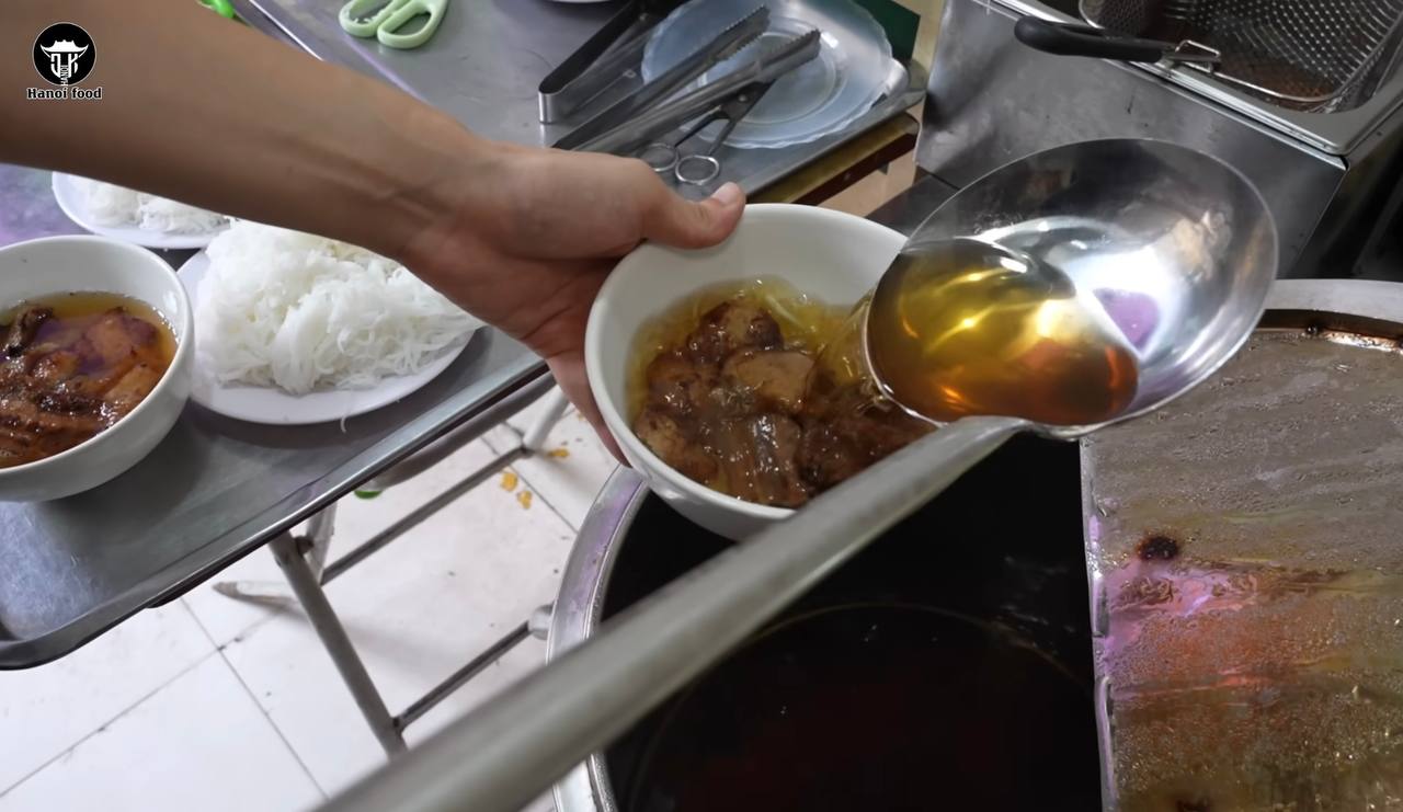 Ly hôn 10 năm vẫn giữ tên chồng cũ trên biển hiệu, chủ quán bún chả Hà Nội tiết lộ lúc mở quán chỉ học nghề đúng 3 ngày