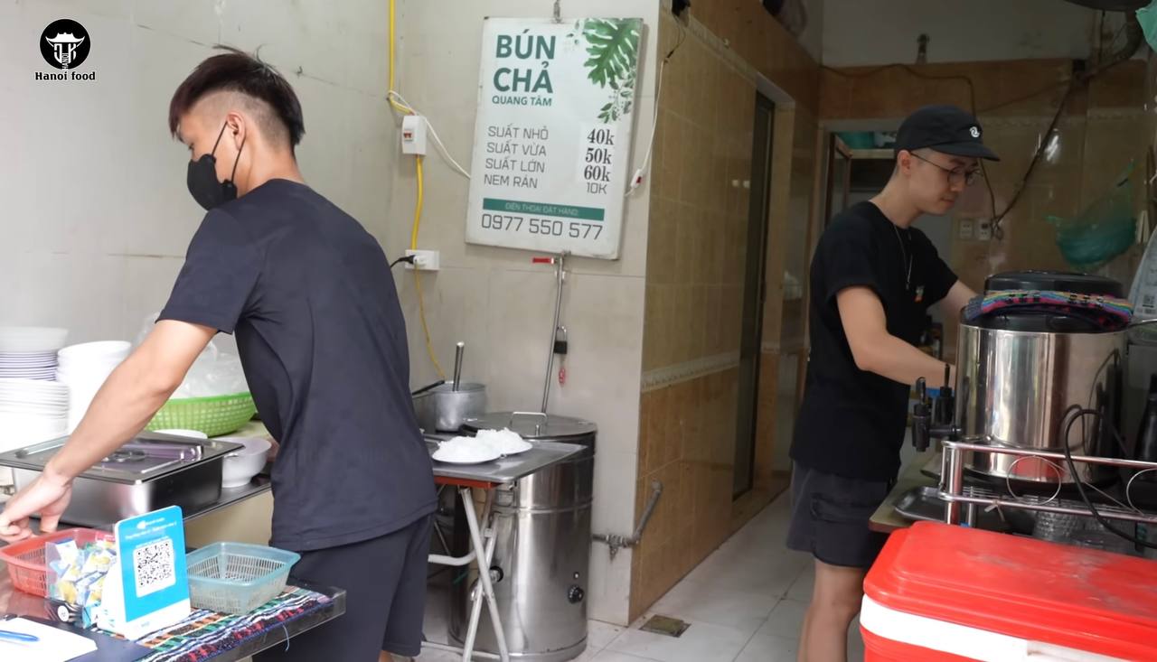 Ly hôn 10 năm vẫn giữ tên chồng cũ trên biển hiệu, chủ quán bún chả Hà Nội tiết lộ lúc mở quán chỉ học nghề đúng 3 ngày