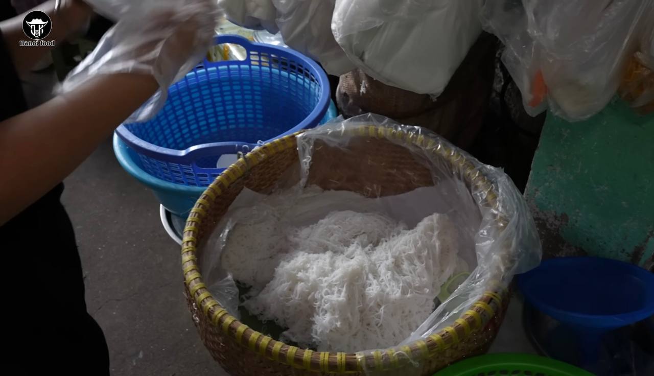 Bún cũng là nguyên liệu được chị giữ ổn định suốt nhiều năm